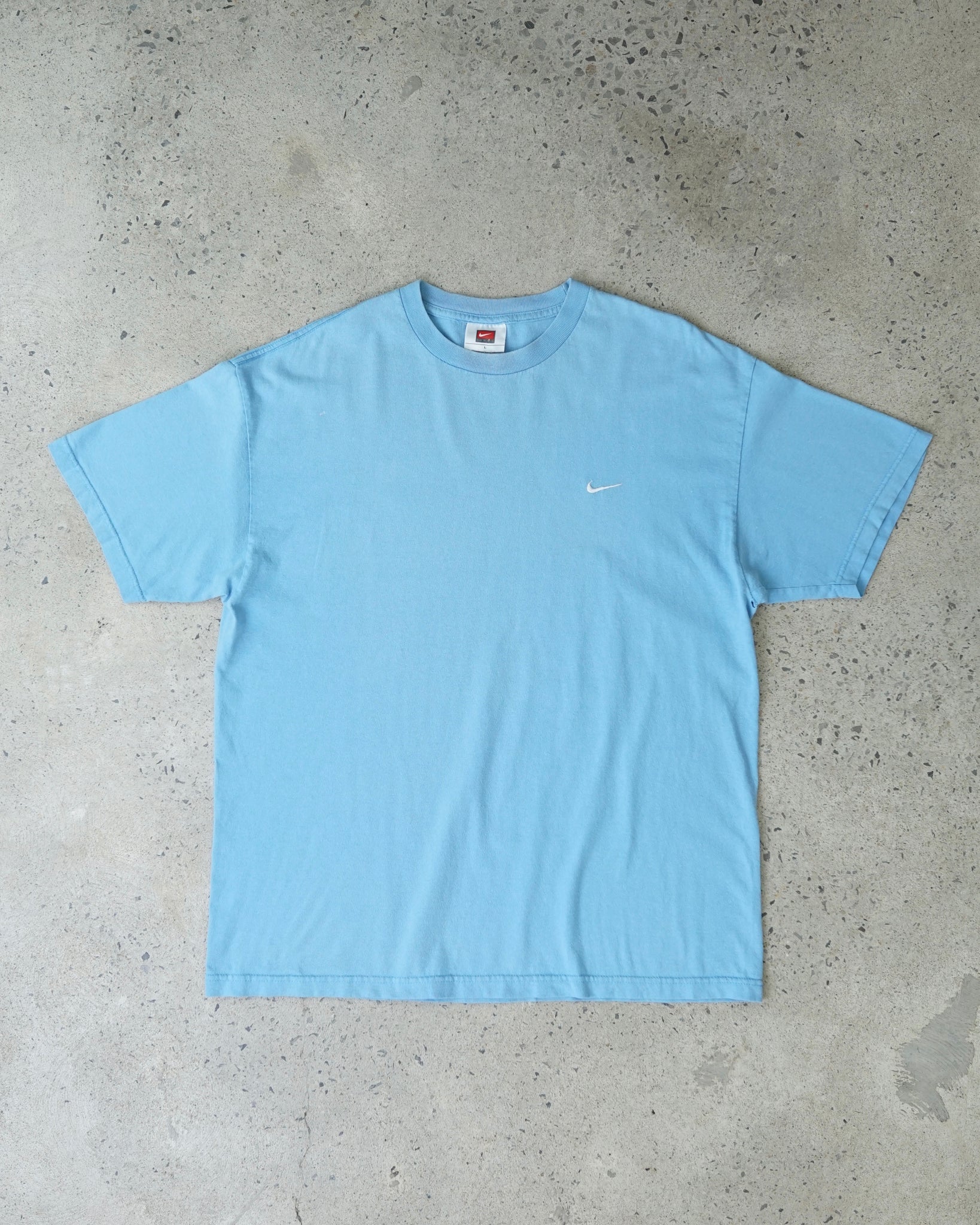 nike team essential t-shirt