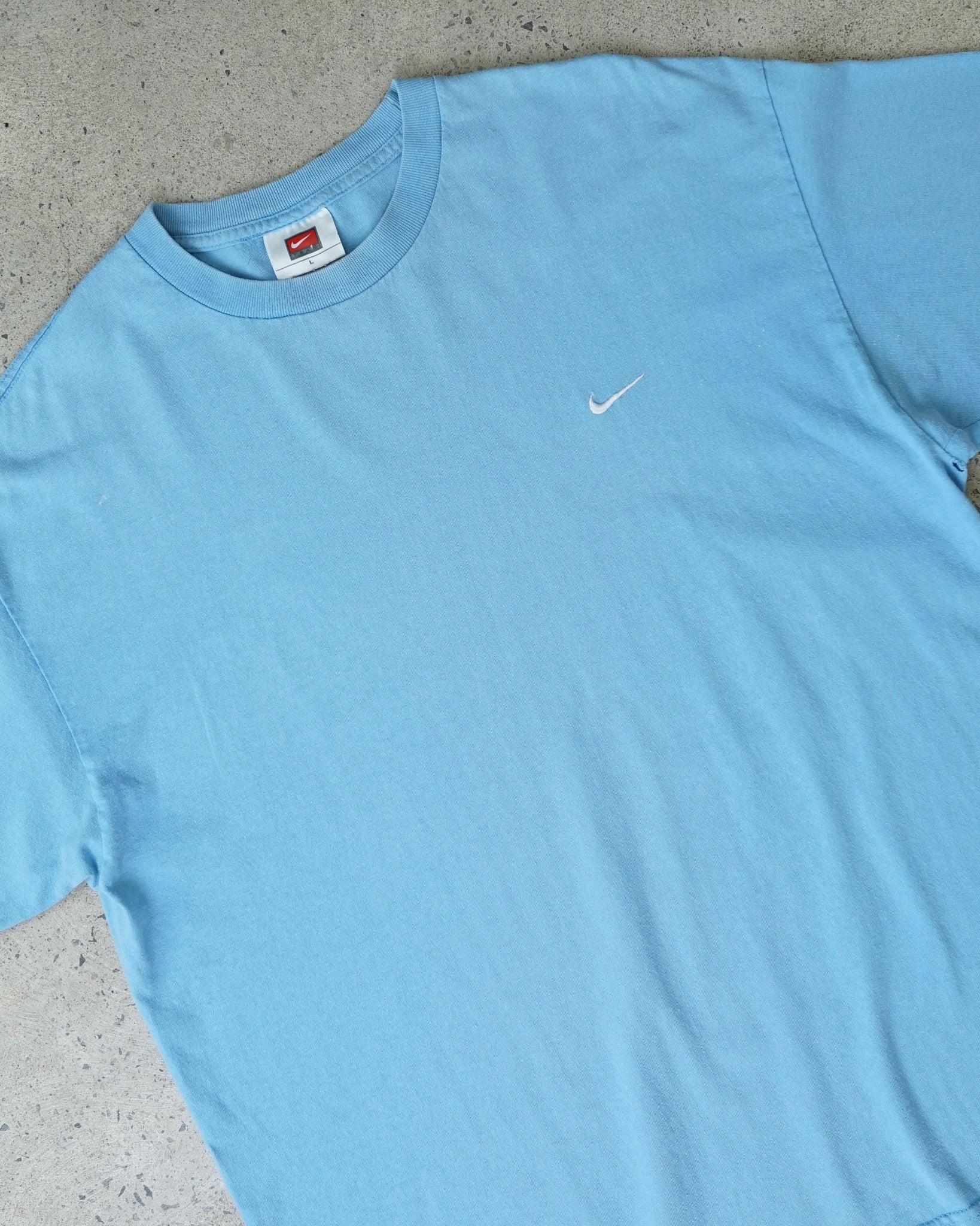 nike team essential t-shirt