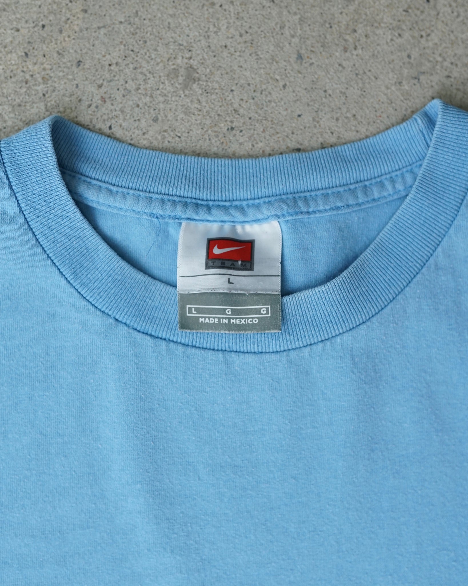 nike team essential t-shirt