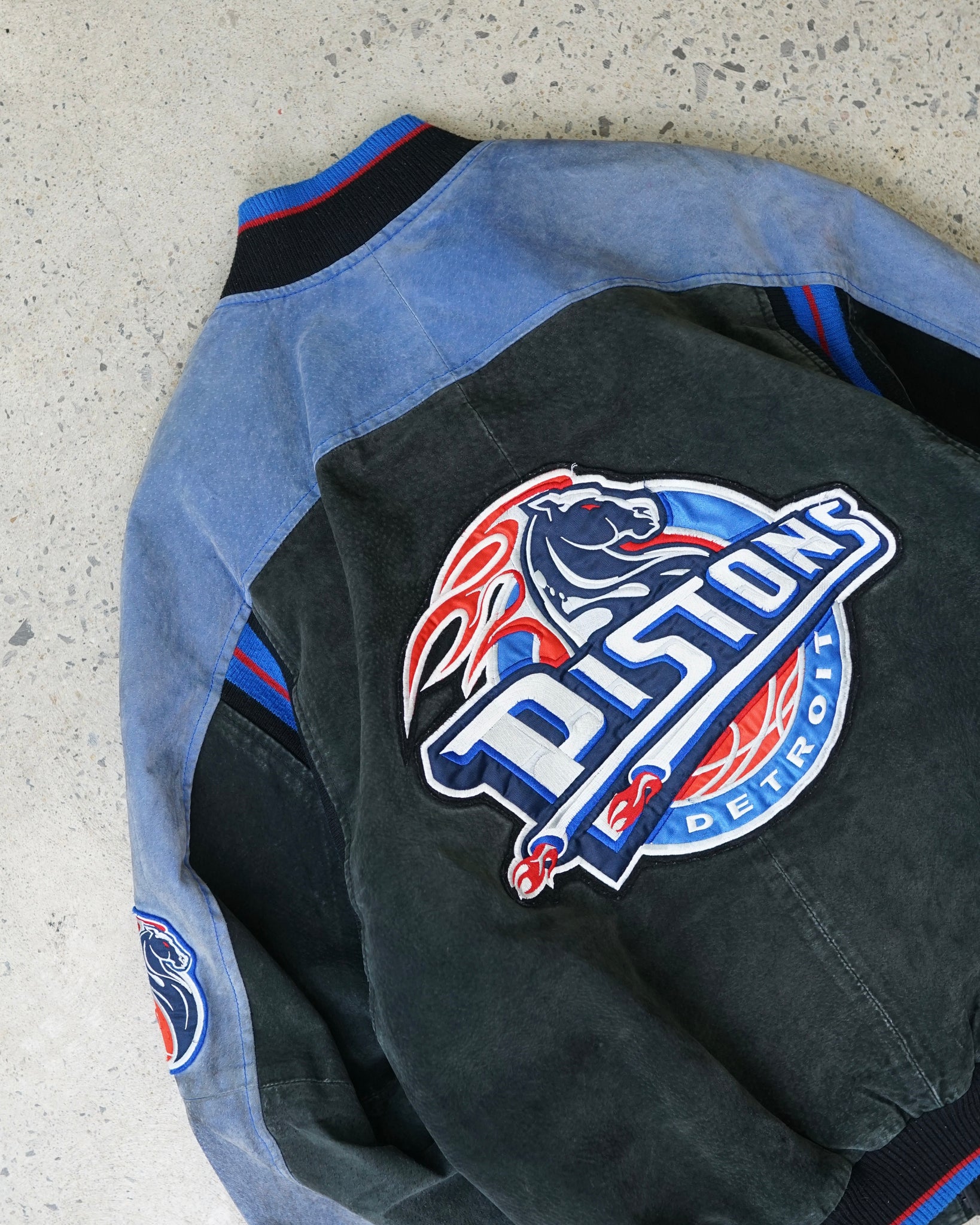 detroit pistons jacket - medium