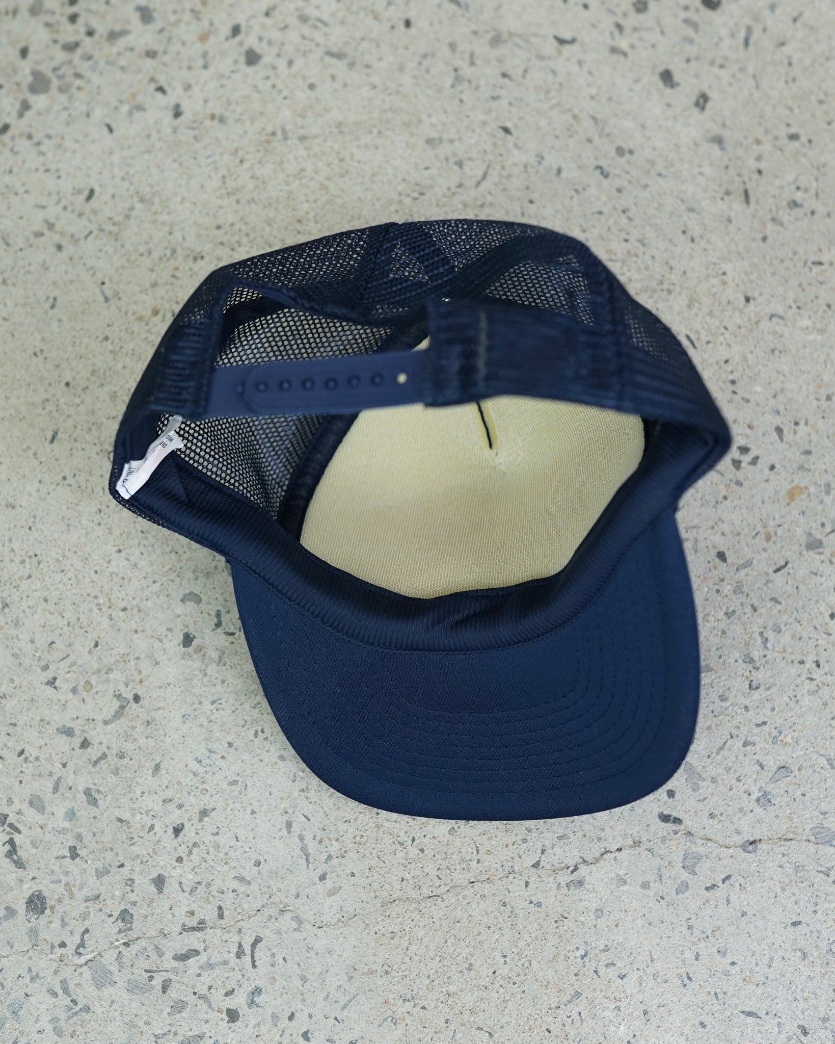 flippers bait and tackle trucker hat