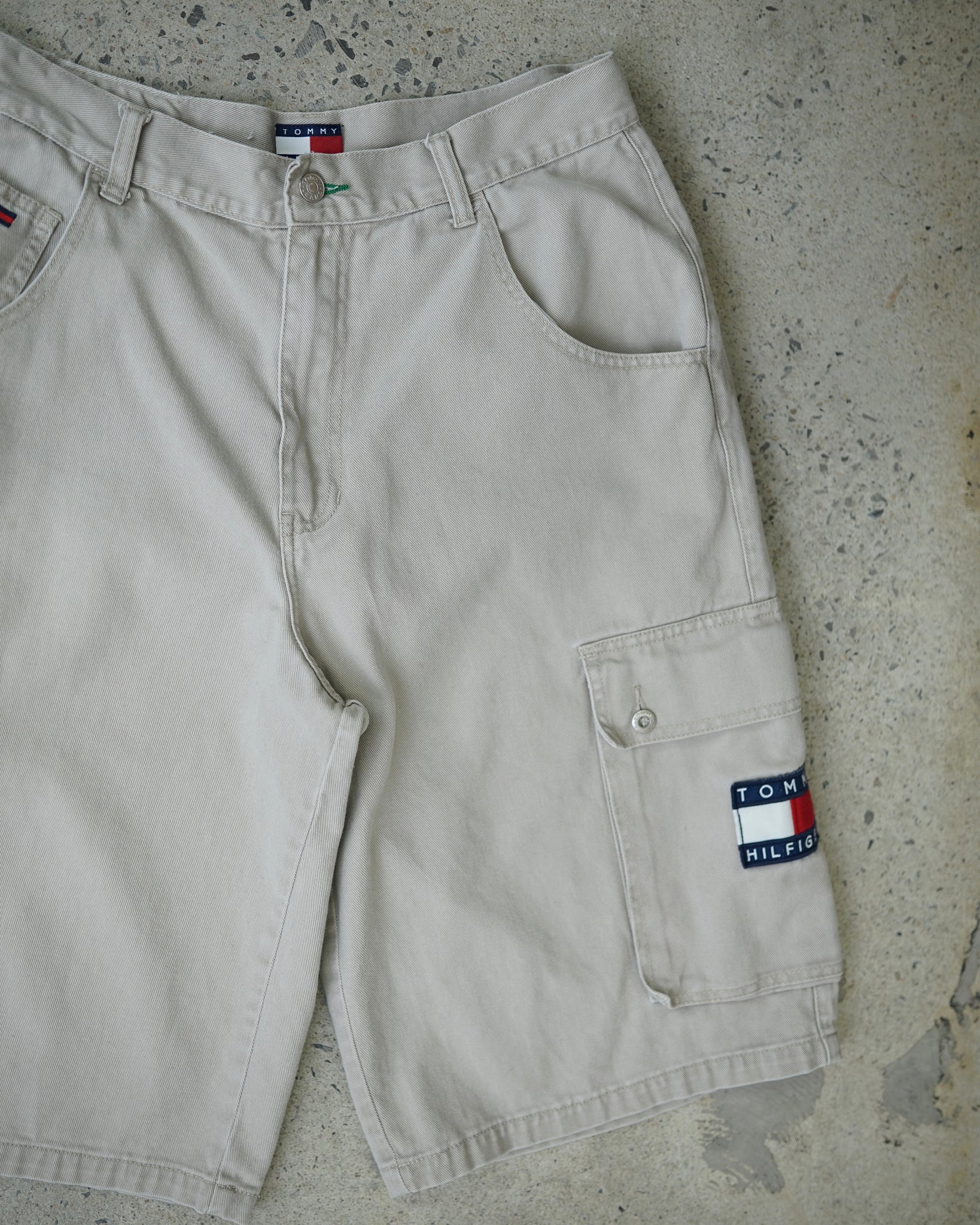 tommy hilfiger cargo shorts - 32