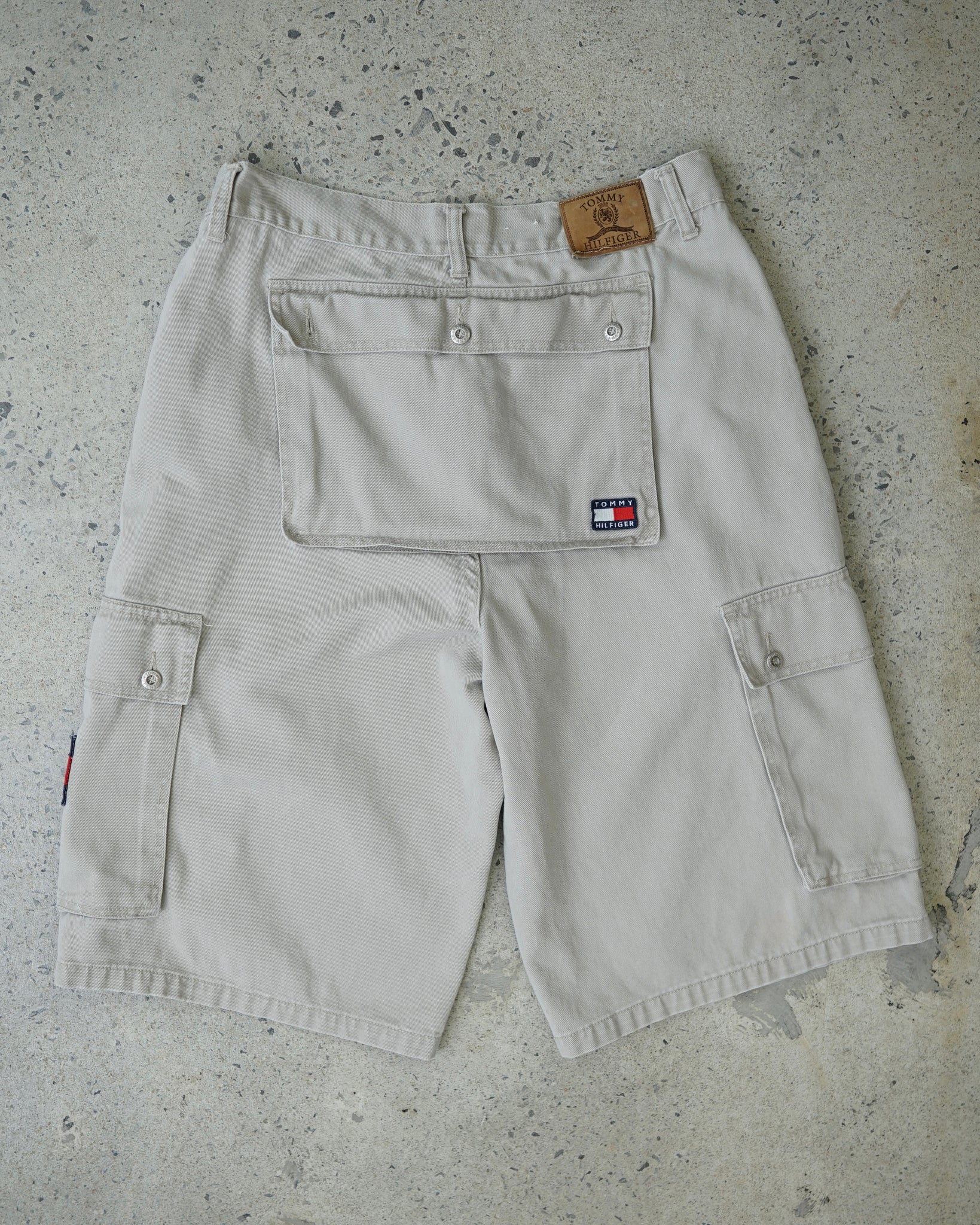 tommy hilfiger cargo shorts - 32