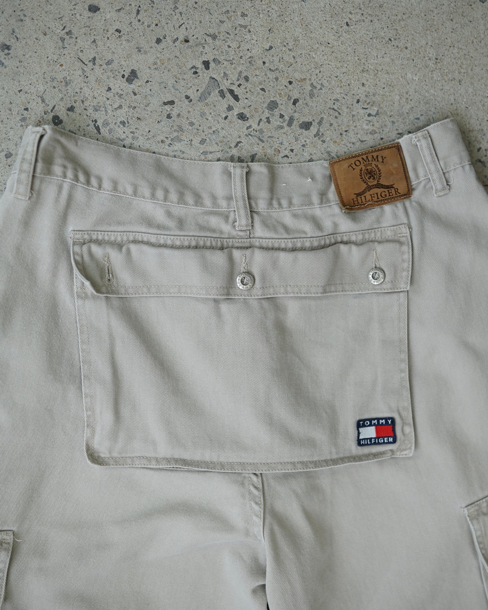 tommy hilfiger cargo shorts - 32