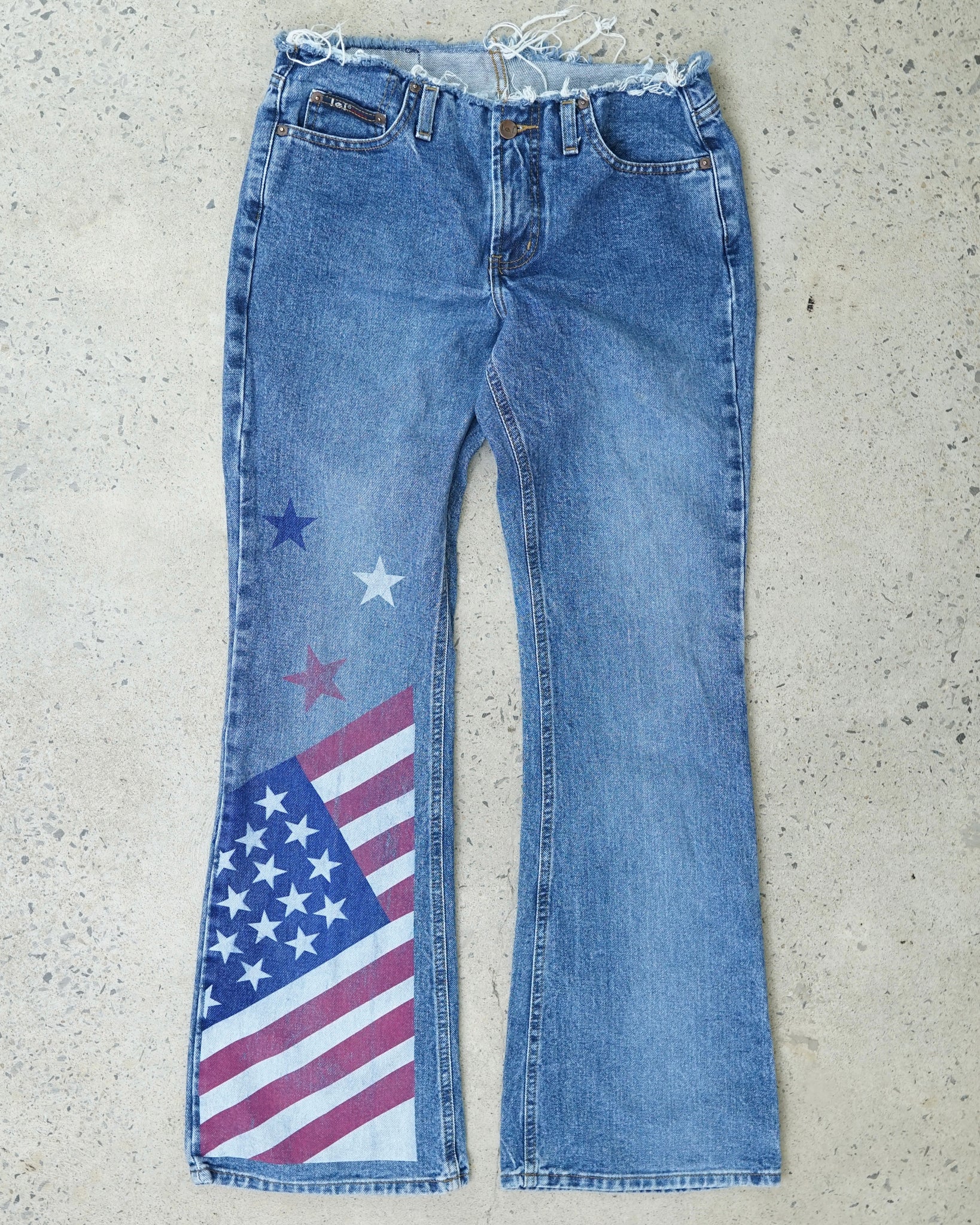 l.e.i. usa flag low rise flared jeans - women's 32x31