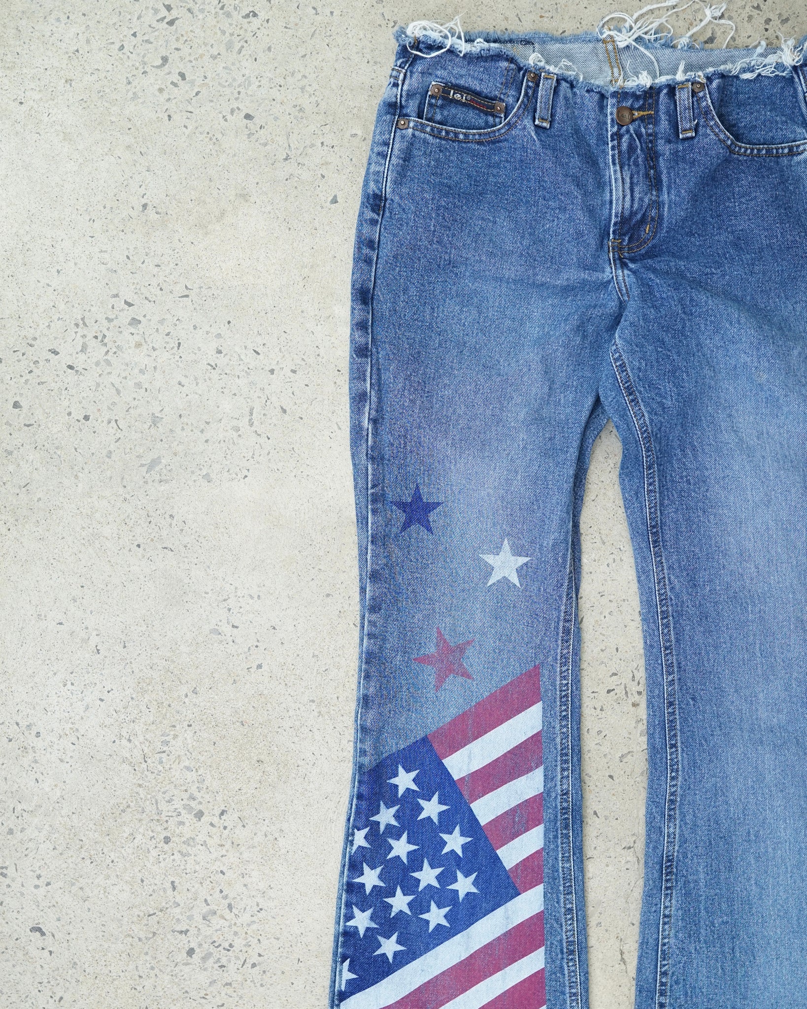 l.e.i. usa flag low rise flared jeans - women's 32x31